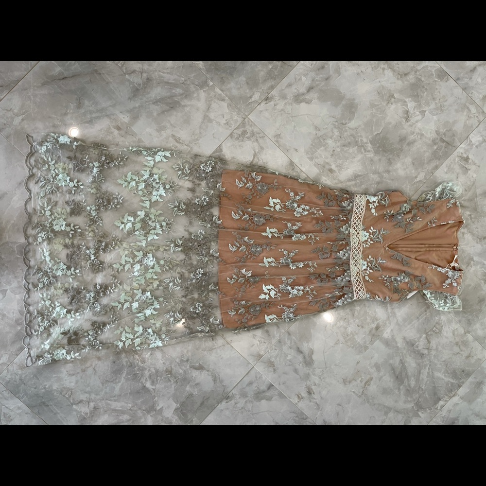 Wayf Oakfield Embroidered maxi dress medium - Picture 4 of 9